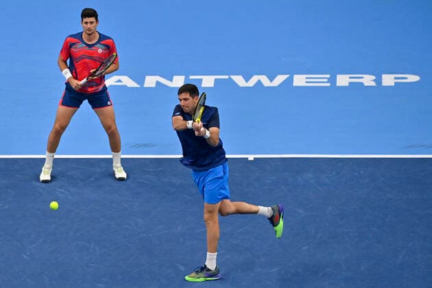Spanish David Vega Hernandez and Argentina s Federico Delbonis pictured in action during a doubles men game between Belgian pair Gille-Vliegen and Argentina Delbonis and Spanish Hernandez, a 1 8 finals game at the European Open Tennis ATP, Tennis Herren tournament, in Antwerp, Wednesday 20 October 2021. DIRKxWAEM  x3118058x