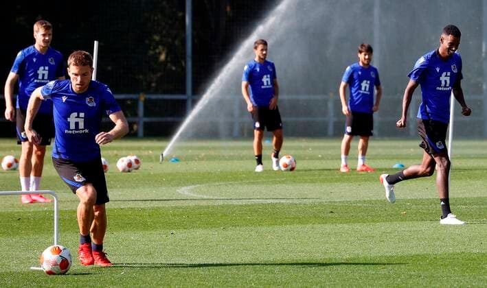 Real Sociedad s Swedish striker Alexander Isak (R) and midfielder Asier Illarramendi (L) during the training of the team held at Zubieta Sports Complex in San Sebastian, Basque Country, Spain on 20 October 2021 on the eve of their Europa League match against Sturm Graz. Real Sociedad s training !ACHTUNG: NUR REDAKTIONELLE NUTZUNG!  Copyright: xJavierxEtxezarretax GRAFCAV9530 20211020-449b36e69756f06c0afa08e64bcca3a233686934