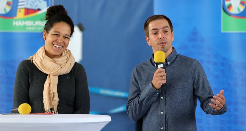 Sport Bilder des Tages UEFA EURO, EM, Europameisterschaft,Fussball 2024 Philipp Lahm, Celia Sasic, Andy Grote besuchen die Eliteschule des Fussballs in Hamburg Heidberg Celia Sasic (Botschafterin UEFA EURO 2024), Philip Lahm (Turnierdirektor UEFA EURO 2024)