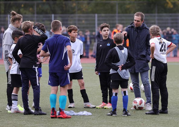 UEFA EURO, EM, Europameisterschaft,Fussball 2024 Philipp Lahm, Celia Sasic, Andy Grote besuchen die Eliteschule des Fussballs in Hamburg Heidberg Philip Lahm (Turnierdirektor UEFA EURO 2024) mit Schuelern der Eliteschule des Fussballs