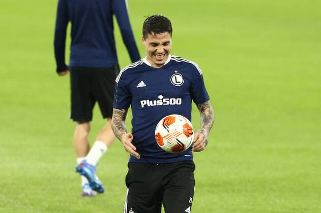 Football, EL, Legia Warsaw training Legia Varsavia s Portuguese midfielder Josue controls the ball during Legia VarsaviaÕs training the day before the europa league match SSC Napoli - Legia Warsaw, at the Diego Armando Maradona stadium, southern Italy, on October 20, 2021. ABPH0414 Copyright: xAntonioxBalascox