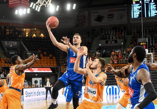 GER, EuroCup, ratiopharm ulm vs Buducnost VOLI Podgorica 20.10.2021, ratiopharm arena, Neu-Ulm, GER, EuroCup, ratiopharm ulm vs Buducnost VOLI Podgorica, im Bild Edin Atic (Podgorica, 3) setzt sich gegen Fedor Zugic (Ulm, 44) durch und geht zum Korb