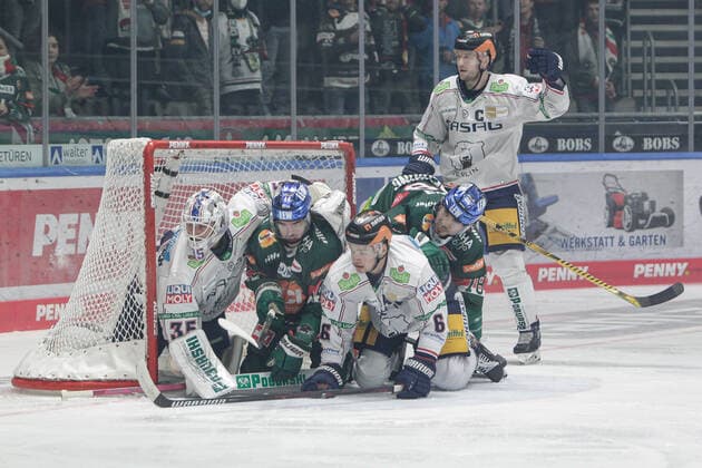 Sport Themen der Woche KW42 Sport Bilder des Tages DEL Augsburger Panther - Eisbaeren Berlin 20.10.2021 Hitziges Duell in Augsburg, Eisbaeren Keeper Mathias Niederberger (EBB 35) wird hart angegangen *** DEL Augsburger Panther Eisbaeren Berlin 20 10 2021 Heated duel in Augsburg, Eisbaeren keeper Mathias Niederberger EBB 35 gets a hard tackle Copyright: xBEAUTIFULxSPORTS Goldbergx