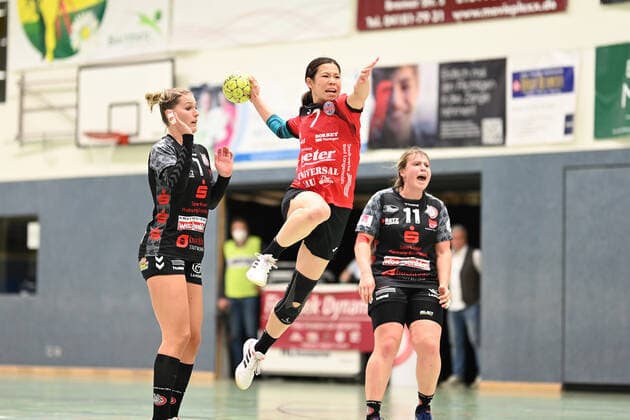 Sport Themen der Woche KW42 Sport Bilder des Tages Handball I Frauen I Saison 2021-2022 I 1. HBF I 6. Spieltag I HL Buchholz 08-Rosengarten - Thueringer HC I 20.10.2021 Wurf Yuki Tanabe ( 7, Thueringer Handball Club) *** Handball I Women I Season 2021 2022 I 1 HBF I 6 Matchday I HL Buchholz 08 Rosengarten Thueringer HC I 20 10 2021 Throw Yuki Tanabe 7, Thueringer Handball Club Copyright: xBEAUTIFULxSPORTS Schlikisx