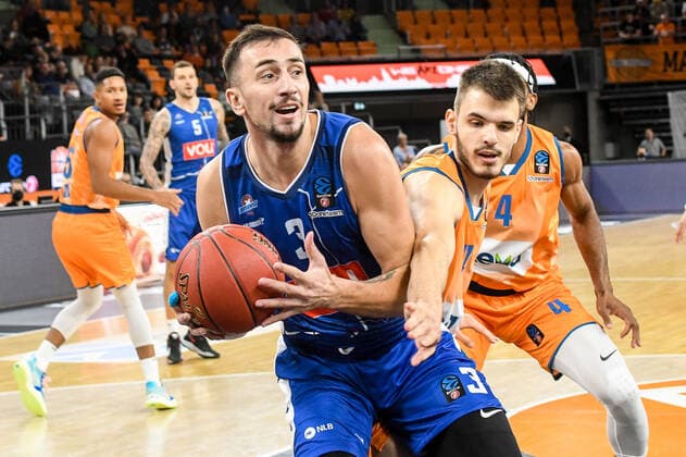 GER, EuroCup, ratiopharm ulm vs Buducnost VOLI Podgorica 20.10.2021, ratiopharm arena, Neu-Ulm, GER, EuroCup, ratiopharm ulm vs Buducnost VOLI Podgorica, im Bild Kampf um den Ball, Edin Atic (Podgorica, 3), Fedor Zugic (Ulm, 44)