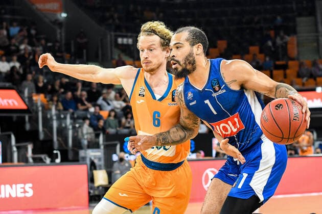 GER, EuroCup, ratiopharm ulm vs Buducnost VOLI Podgorica 20.10.2021, ratiopharm arena, Neu-Ulm, GER, EuroCup, ratiopharm ulm vs Buducnost VOLI Podgorica, im Bild Per Günther Guenther (Ulm, 6), Justin Cobbs (Podgorica, 1)
