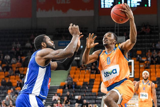GER, EuroCup, ratiopharm ulm vs Buducnost VOLI Podgorica 20.10.2021, ratiopharm arena, Neu-Ulm, GER, EuroCup, ratiopharm ulm vs Buducnost VOLI Podgorica, im Bild Willie Reed (Podgorica, 33), Semaj Christon (Ulm, 0) geht zum Korb
