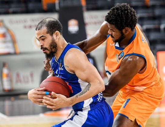 GER, EuroCup, ratiopharm ulm vs Buducnost VOLI Podgorica 20.10.2021, ratiopharm arena, Neu-Ulm, GER, EuroCup, ratiopharm ulm vs Buducnost VOLI Podgorica, im Bild Justin Cobbs (Podgorica, 1), Cristiano Felicio (Ulm, 1), Kampf um den Ball