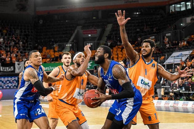 Sport Themen der Woche KW42 Sport Bilder des Tages GER, EuroCup, ratiopharm ulm vs Buducnost VOLI Podgorica 20.10.2021, ratiopharm arena, Neu-Ulm, GER, EuroCup, ratiopharm ulm vs Buducnost VOLI Podgorica, im Bild Jacob Wiley (Podgorica, 24), Jaron Blossomgame (Ulm, 4), Willie Reed (Podgorica, 33), Cristiano Felicio (Ulm, 1) *** GER, EuroCup, ratiopharm ulm vs Buducnost VOLI Podgorica 20 10 2021, ratiopharm arena, Neu Ulm, GER, EuroCup, ratiopharm ulm vs Buducnost VOLI Podgorica, pictured Jacob Wiley Podgorica, 24 , Jaron Blossomgame Ulm, 4 , Willie Reed Podgorica, 33 , Cristiano Felicio Ulm, 1 nordphotoxGmbHx xHafner nph00200