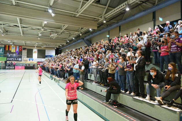 die TusSies Spieler endlich wieder vor ihren Fans TusSies Metzingen vs. BSV Saschen Zwickau Handball, HBF, 6.Ligaspiel, Saison 2021 2022 , 20.10.2021 TusSies Metzingen vs. BSV Saschen Zwickau Handball, HBF, 6.Ligaspiel, Saison 2021 2022 , 20.10.2021 Metzingen Copyright: xEibner-Pressefotox EP_TBR