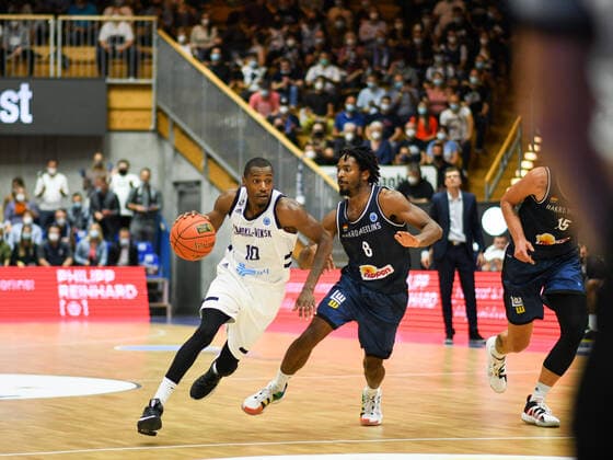 Terrell Harris (Merlins Crailsheim) im Zweikampf mit Jason Clark (Tsmoki Minsk), GER, HAKRO Merlins Crailsheim vs. Tsmoki Minsk, 20.10.2021, FIBA Europe Cup, 2. Spieltag, Spielzeit 2021 2022 GER, HAKRO Merlins Crailsheim vs. Tsmoki Minsk, 20.10.2021, FIBA Europe Cup, 2. Spieltag, Spielzeit 2021 2022 Crailsheim Copyright: xEibner MichaelxMemmlerx EP_MMR