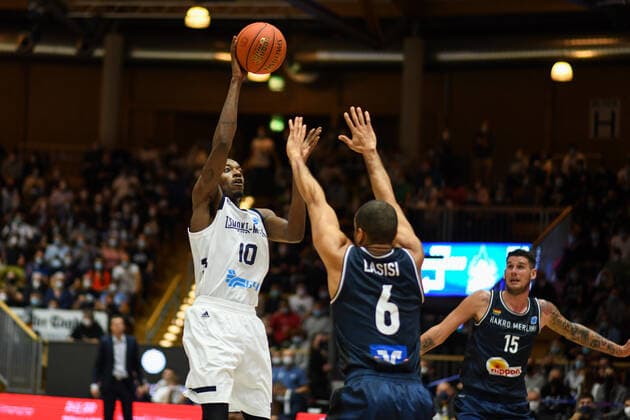 Jason Clark (Tsmoki Minsk) im Zweikampf mit Elias Lasisi (Merlins Crailsheim), GER, HAKRO Merlins Crailsheim vs. Tsmoki Minsk, 20.10.2021, FIBA Europe Cup, 2. Spieltag, Spielzeit 2021 2022 GER, HAKRO Merlins Crailsheim vs. Tsmoki Minsk, 20.10.2021, FIBA Europe Cup, 2. Spieltag, Spielzeit 2021 2022 Crailsheim Copyright: xEibner MichaelxMemmlerx EP_MMR