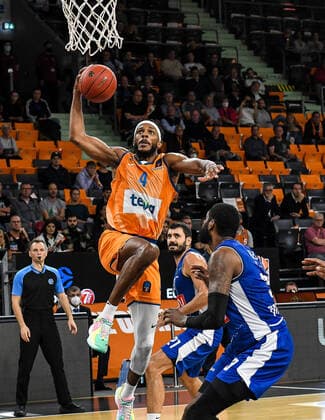 GER, EuroCup, ratiopharm ulm vs Buducnost VOLI Podgorica 20.10.2021, ratiopharm arena, Neu-Ulm, GER, EuroCup, ratiopharm ulm vs Buducnost VOLI Podgorica, im Bild Jaron Blossomgame (Ulm, 4) geht entschlossen zum Korb und punktet, Willie Reed (Podgorica, 33)