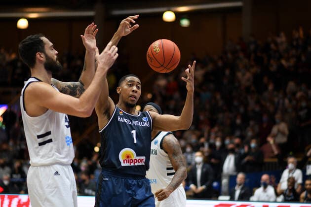 Jaren Lewis (Merlins Crailsheim) im Zweikampf mit Stefan Jankovic (Tsmoki Minsk), GER, HAKRO Merlins Crailsheim vs. Tsmoki Minsk, 20.10.2021, FIBA Europe Cup, 2. Spieltag, Spielzeit 2021 2022 GER, HAKRO Merlins Crailsheim vs. Tsmoki Minsk, 20.10.2021, FIBA Europe Cup, 2. Spieltag, Spielzeit 2021 2022 Crailsheim Copyright: xEibner MichaelxMemmlerx EP_MMR