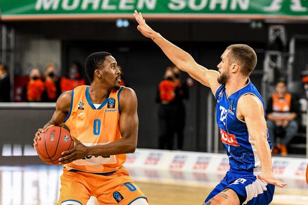 GER, EuroCup, ratiopharm ulm vs Buducnost VOLI Podgorica 20.10.2021, ratiopharm arena, Neu-Ulm, GER, EuroCup, ratiopharm ulm vs Buducnost VOLI Podgorica, im Bild Semaj Christon (Ulm, 0), Igor Drobnjak (Podgorica, 22)