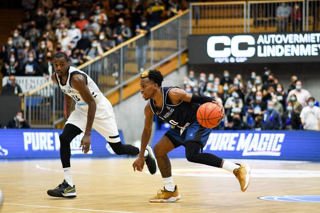 T.J. Shorts (Merlins Crailsheim) am Ball, GER, HAKRO Merlins Crailsheim vs. Tsmoki Minsk, 20.10.2021, FIBA Europe Cup, 2. Spieltag, Spielzeit 2021 2022 GER, HAKRO Merlins Crailsheim vs. Tsmoki Minsk, 20.10.2021, FIBA Europe Cup, 2. Spieltag, Spielzeit 2021 2022 Crailsheim Copyright: xEibner MichaelxMemmlerx EP_MMR