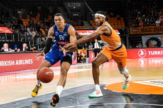 GER, EuroCup, ratiopharm ulm vs Buducnost VOLI Podgorica 20.10.2021, ratiopharm arena, Neu-Ulm, GER, EuroCup, ratiopharm ulm vs Buducnost VOLI Podgorica, im Bild Jacob Wiley (Podgorica, 24), Jaron Blossomgame (Ulm, 4)