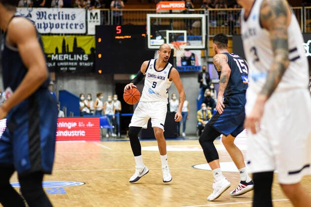 Darol Ernanden (Tsmoki Minsk) im Zweikampf mit Bogdan Radosavljevic (Merlins Crailsheim), GER, HAKRO Merlins Crailsheim vs. Tsmoki Minsk, 20.10.2021, FIBA Europe Cup, 2. Spieltag, Spielzeit 2021 2022 GER, HAKRO Merlins Crailsheim vs. Tsmoki Minsk, 20.10.2021, FIBA Europe Cup, 2. Spieltag, Spielzeit 2021 2022 Crailsheim Copyright: xEibner MichaelxMemmlerx EP_MMR