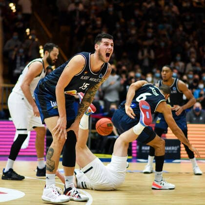 Sport Themen der Woche KW42 Bogdan Radosavljevic (Merlins Crailsheim) beschwert sich, GER, HAKRO Merlins Crailsheim vs. Tsmoki Minsk, 20.10.2021, FIBA Europe Cup, 2. Spieltag, Spielzeit 2021 2022 GER, HAKRO Merlins Crailsheim vs. Tsmoki Minsk, 20.10.2021, FIBA Europe Cup, 2. Spieltag, Spielzeit 2021 2022 Crailsheim *** Bogdan Radosavljevic Merlins Crailsheim complains, GER, HAKRO Merlins Crailsheim vs Tsmoki Minsk, 20 10 2021, FIBA Europe Cup, 2 match day, season 2021 2022 GER, HAKRO Merlins Crailsheim vs Tsmoki Minsk, 20 10 2021, FIBA Europe Cup, 2 match day, season 2021 2022 Crailsheim Copyright: xEibner MichaelxMemmlerx EP_MMR
