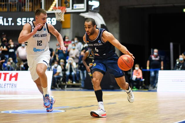 Elias Lasisi (Merlins Crailsheim) im Zweikampf mit Yauheni Beliankou (Tsmoki Minsk), GER, HAKRO Merlins Crailsheim vs. Tsmoki Minsk, 20.10.2021, FIBA Europe Cup, 2. Spieltag, Spielzeit 2021 2022 GER, HAKRO Merlins Crailsheim vs. Tsmoki Minsk, 20.10.2021, FIBA Europe Cup, 2. Spieltag, Spielzeit 2021 2022 Crailsheim Copyright: xEibner MichaelxMemmlerx EP_MMR