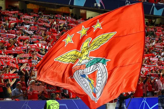 Portugal Lisboa, Estadio da Luz 20.10.2021 UEFA Championsleague Gruppenphase - Gruppe E S.L.Benfica - FC Bayern München v.l., Benfica Fans,Stimmung, Schals, Trikots, Emotionen UEFA regulations prohibit any use of photographs as image sequences and or quasi-video Copyright: JoaquimxFerreira