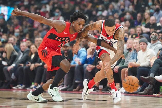 October 20, 2021, Toronto, on, Canada: Toronto Raptors forward OG Anunoby (3) and Washington Wizards forward Kyle Kuzma (33) battle for a loose ball during first half NBA, Basketball Herren, USA action in Toronto Wednesday, October 20, 2021. Canada News - October 20, 2021  - ZUMAc35_ 20211020_zaf_c35_026 Copyright: xEvanxBuhlerx