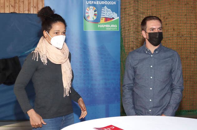 DFB-Integrationsbotschafterin Celia Sasic und UEFA EURO, EM, Europameisterschaft,Fussball 2024 Turnierdirektor Philipp Lahm beim Besuch der Eliteschule des Fußballs in Langenhorn. Hamburg, 20.10.2021