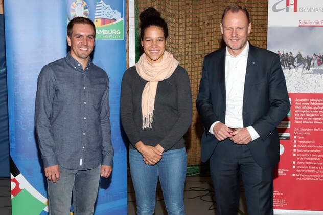 UEFA EURO, EM, Europameisterschaft,Fussball 2024 Turnierdirektor Philipp Lahm und DFB-Integrationsbotschafterin Celia Sasic und Andy Grothe beim Besuch der Eliteschule des Fußballs in Langenhorn. Hamburg, 20.10.2021