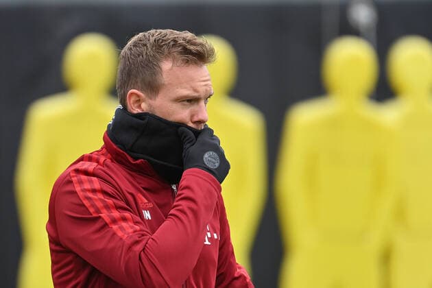Trainer Julian NAGELSMANN (Bayern Muenchen) trotz doppelter Impfung positiv auf Corona getestet. Archivfoto; Trainer Julian NAGELSMANN (Bayern Muenchen) Einzelbild,angeschnittenes Einzelmotiv, skeptisch,Gestik, Halbfigur,halbe Figur. Fussball Champions League Benfica Lissabon - FC Bayern Muenchen,Abschlusstraining am 19.10.2021
