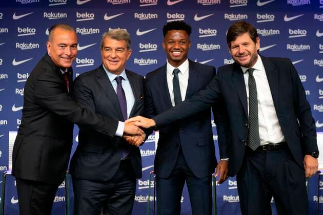 Sport Themen der Woche KW42 Sport Bilder des Tages Spanish midfielder Ansu Fati (2R) poses for a photo next to FC Barcelona, Barca s President, Joan Laporta (2L), Deputy Director, Rafa Yuste (L), and Sport Director, Mateu Alemany (R), during a press conference, PK, Pressekonferenz for Fati s contract renewal ceremony until 2027 at Camp Nou stadium, in Barcelona, Spain, 21 October 2021. The player has a cancellation clause that reaches up to one billion euro. FC Barcelona s Ansu Fati renews his contract with the club until 2027 !ACHTUNG: NUR REDAKTIONELLE NUTZUNG!  Copyright: xEnricxFontcubertax GRAFCAT8773 20211021-6ca8758ff82b660e5f5a79f05c53bf9e0ea9ff71