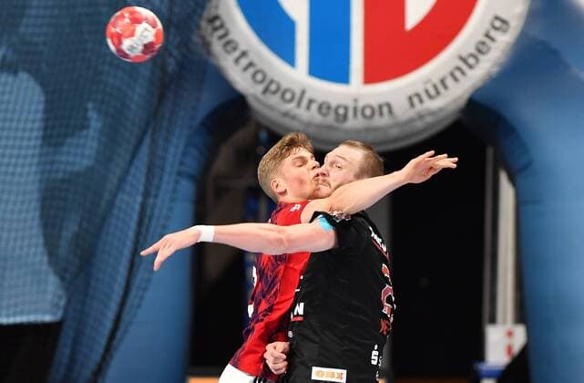 Bilder des Jahres 2021, Sport 10 Oktober Sport Themen der Woche KW42 Sport Bilder des Tages 21.10.2021 - Handball - 1. Bundesliga LIQUI MOLY HBL - Saison 2021 2022 - 08. Spieltag: HC Erlangen Metropolregion Nürnberg HCE - TSV Hannover Burgdorf ( Die Recken ) - - Martin Hanne (42, TSV Hannover-Burgdorf ) Antonio Metzner (27, HC Erlangen HCE ) *** 21 10 2021 Handball 1 Bundesliga LIQUI MOLY HBL Season 2021 2022 08 Matchday HC Erlangen Metropolregion Nürnberg HCE TSV Hannover Burgdorf Die Recken Martin Hanne 42, TSV Hannover Burgdorf Antonio Metzner 27, HC Erlangen HCE