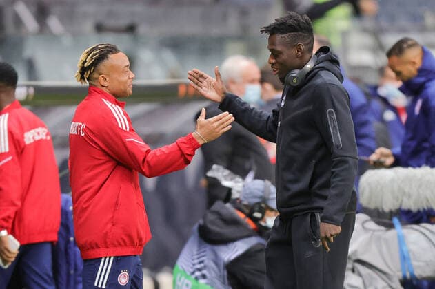 Eintracht Frankfurt - Olympiakos Piräus, UEFA Europa League Die ehemaligen Mainzer Team-Kollegen Pierre Kunde Malong (Olympiakos Piräus, 8, links) und Danny da Costa (Eintracht Frankfurt, 24) begrüßen sich freundschaftlich. Spiel der UEFA Europa League zwischen Eintracht Frankfurt und Olympiakos Piräus am 21. Oktober 2021 im Deutsche Bank Park in Frankfurt am Main., Frankfurt am Main Hessen Deutschland Deutsche Bank Park