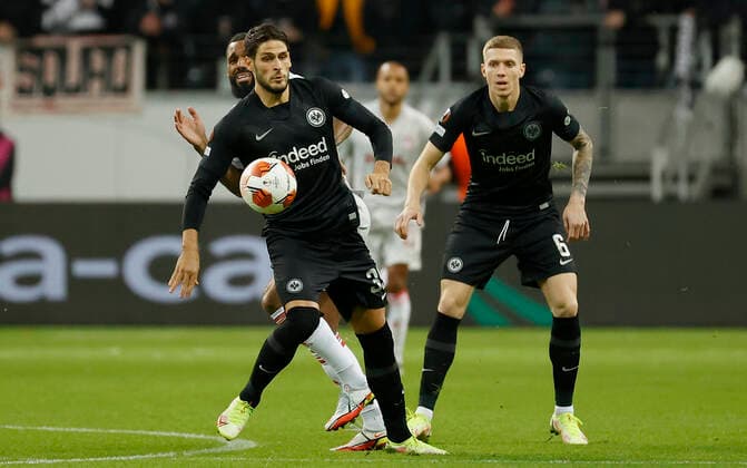 21.10.2021, Fussball, Europa League 2021-2022, Eintracht Frankfurt - Olympiakos Piraeus, GER, Frankfurt am Main, Deutsche Bank Park Bild: v. li. Goncalo Paciencia (Eintracht Frankfurt), Yann MVila (Olympiakos Piraeus) und Kristijan Jakic (Eintracht Frankfurt) DFL REGULATIONS PROHIBIT ANY USE OF PHOTOGRAPHS AS IMAGE SEQUENCES AND OR QUASI-VIDEO. Copyright: HMBxMedia xHeikoxBecker