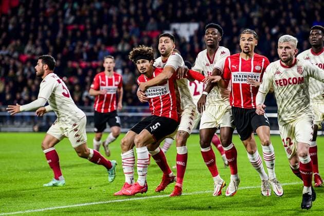 EINDHOVEN - Players from both teams hold each other during a corner during the UEFA Europa League match between PSV Eindhoven and AS Monaco at Phillips Stadium on October 21, 2021 in Eindhoven, Netherlands. ANP OLAF KRAAK UEFA Europa League 2021 2022 xVIxANPxSportx xxANPxIVx