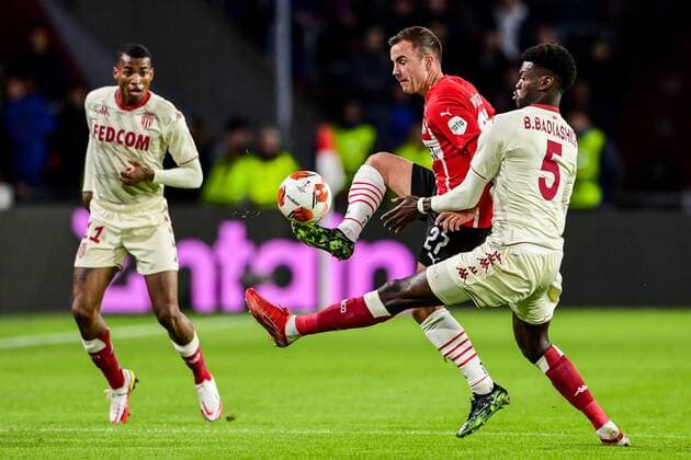 EINDHOVEN - (lr) Mario Gotze of PSV Eindhoven, Benoit Badiashile of AS Monaco during the UEFA Europa League match between PSV Eindhoven and AS Monaco at Phillips Stadium on October 21, 2021 in Eindhoven, Netherlands. ANP OLAF KRAAK UEFA Europa League 2021 2022 xVIxANPxSportx xxANPxIVx
