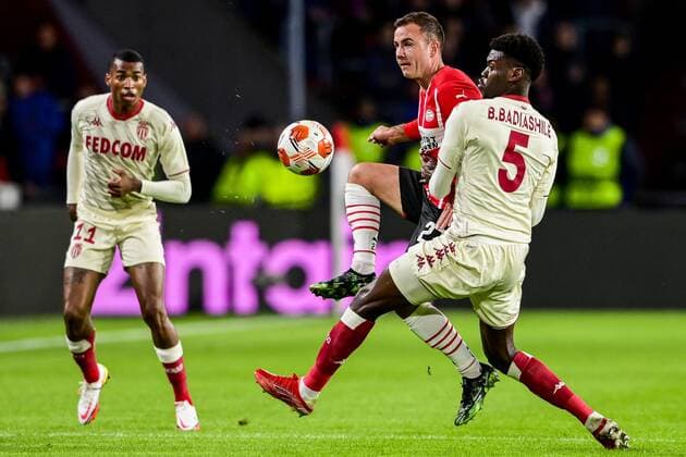 EINDHOVEN - (lr) Mario Gotze of PSV Eindhoven, Benoit Badiashile of AS Monaco during the UEFA Europa League match between PSV Eindhoven and AS Monaco at Phillips Stadium on October 21, 2021 in Eindhoven, Netherlands. ANP OLAF KRAAK UEFA Europa League 2021 2022 xVIxANPxSportx xxANPxIVx