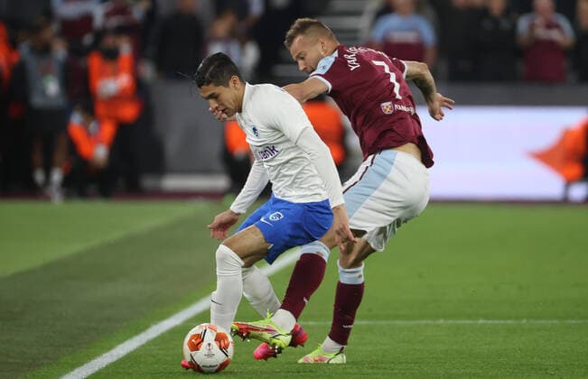 Genk s Gerardo Arteaga and West Ham s Andriy Yarmolenko fight for the ball during a soccer match between English club West Ham united and Belgian soccer team KRC Genk, Thursday 21 October 2021 in London, England, on the third day of the UEFA Europa League group stage, in group H. VIRGINIExLEFOUR  x3120026x