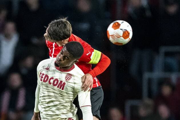 Sport Bilder des Tages EINDHOVEN, Netherlands, 21-10-2021, football, Philips stadium, Europa League, season 2021 2022, during the match PSV - Monaco, AS Monaco player Myron Boadu, PSV player Marco van Ginkel PSV - Monaco  x13997989x Copyright: