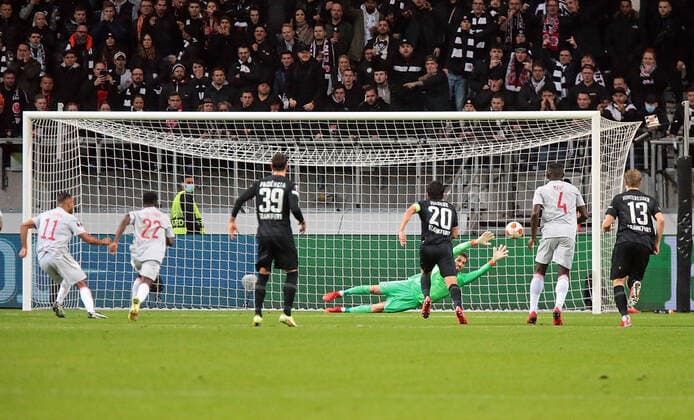 21.10.2021, xovx, Fußball UEFA - Europa League, Eintracht Frankfurt - Olympiakos Piräus v.l. Youssef El Arabi (Olympiakos Piräus) mit dem Tor zum 1:1, Aguibou Camara (Olympiakos Piräus), Goncalo Paciencia (Eintracht Frankfurt), Makoto Hasebe (Eintracht Frankfurt), Kevin Trapp (Eintracht Frankfurt), Mady Camara (Olympiakos Piräus), Martin Hinteregger (Eintracht Frankfurt) (DFL DFB REGULATIONS PROHIBIT ANY USE OF PHOTOGRAPHS as IMAGE SEQUENCES and or QUASI-VIDEO) emspor Frankfurt