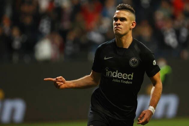 21.10.2021, Fussball, Europa League 2021-2022, Eintracht Frankfurt - Olympiakos Piraeus, GER, Frankfurt am Main, Deutsche Bank Park Bild: v. li. Torschuetze Rafael Borre (Eintracht Frankfurt), Jubel nach dem Tor zum 1:0, jubelnd, bejubelt, jubelt, jubeln, emotionen DFL REGULATIONS PROHIBIT ANY USE OF PHOTOGRAPHS AS IMAGE SEQUENCES AND OR QUASI-VIDEO. Copyright: HMBxMedia xHeikoxBecker