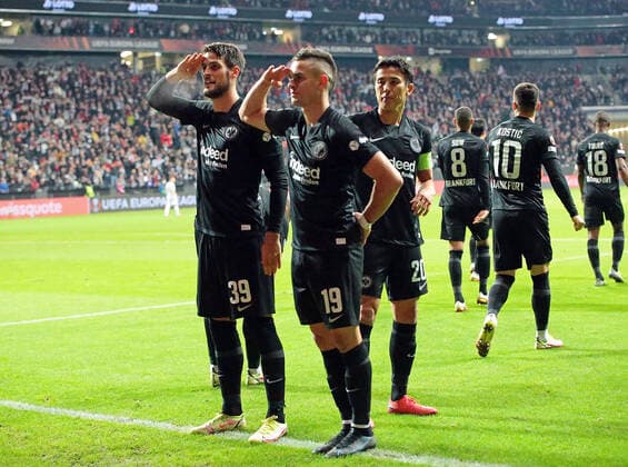 21.10.2021, xovx, Fußball UEFA - Europa League, Eintracht Frankfurt - Olympiakos Piräus v.l. Goncalo Paciencia (Eintracht Frankfurt), Rafael Borre (Eintracht Frankfurt) und Makoto Hasebe (Eintracht Frankfurt) bejubeln das Tor zum 1:0 (DFL DFB REGULATIONS PROHIBIT ANY USE OF PHOTOGRAPHS as IMAGE SEQUENCES and or QUASI-VIDEO) emspor Frankfurt