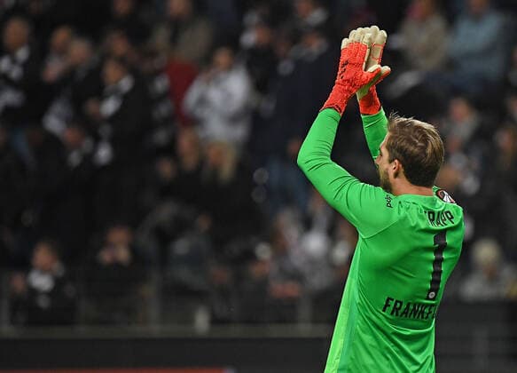 21.10.2021, xjhx, Fussball UEFA Europa League, Eintracht Frankfurt - Olympiakos Piraeus emspor, v.l. Sam Lammers (Eintracht Frankfurt)1 gestikuliert klatscht (DFL DFB REGULATIONS PROHIBIT ANY USE OF PHOTOGRAPHS as IMAGE SEQUENCES and or QUASI-VIDEO) Frankfurt am Main