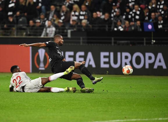 21.10.2021, xjhx, Fussball UEFA Europa League, Eintracht Frankfurt - Olympiakos Piraeus emspor, v.l. Aguibou Camara (Olympiakos Piraeus) Djibril Sow (Eintracht Frankfurt) Zweikampf, Aktion, action, battle for the ball (DFL DFB REGULATIONS PROHIBIT ANY USE OF PHOTOGRAPHS as IMAGE SEQUENCES and or QUASI-VIDEO) Frankfurt am Main