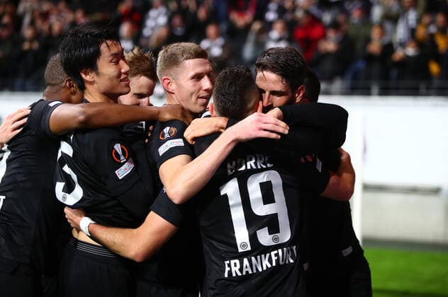 Frankfurter Spieler feiern das Tor zum 1:0 gegen Piraeus durch Rafael Borre (Frankfurt, Nr. 19) Eintracht Frankfurt vs Olympiakos Piraeus, Fussball, Europa League, 21.10.2021 Eintracht Frankfurt vs Olympiakos Piraeus, Fussball, Europa League, 21.10.2021 Frankfurt Copyright: xEibner-Pressefotox EP_RWS
