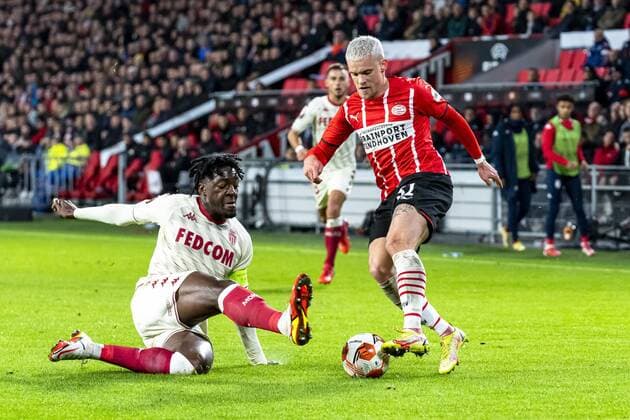 EINDHOVEN, Netherlands, 21-10-2021, football, Philips stadium, Europa League, season 2021 2022, during the match PSV - Monaco, AS Monaco player Axel Diasi, PSV player Philipp Max PSV - Monaco  x13998127x Copyright: