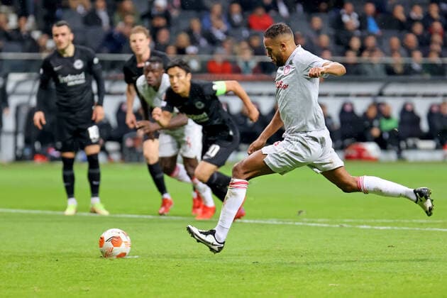 Frankfurt, Deutschland 21. Oktober 2021: Europa League - 2021 2022 - Eintracht Frankfurt vs. Olympiakos Piraeus Youssef El-Arabi (Piräus) macht das Tor zum 1:1. Deutsche Bank Park Hessen Copyright: xFotostandx xRacochax