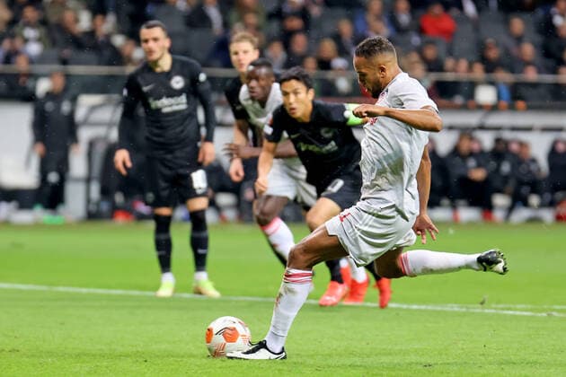 Frankfurt, Deutschland 21. Oktober 2021: Europa League - 2021 2022 - Eintracht Frankfurt vs. Olympiakos Piraeus Youssef El-Arabi (Piräus) macht das Tor zum 1:1. Deutsche Bank Park Hessen Copyright: xFotostandx xRacochax