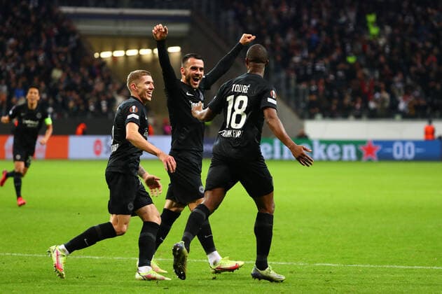 Frankfurter Spieler feiern das Tor zum 2:1 gegen Piraeus, von links: Kristijan Jakic (Frankfurt), Filip Kostic (Frankfurt), Almany Toure (Frankfurt) Eintracht Frankfurt vs Olympiakos Piraeus, Fussball, Europa League, 21.10.2021 Eintracht Frankfurt vs Olympiakos Piraeus, Fussball, Europa League, 21.10.2021 Frankfurt Copyright: xEibner-Pressefotox EP_RWS