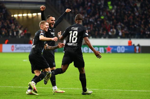 Frankfurter Spieler feiern das Tor zum 2:1 gegen Piraeus, von links: Kristijan Jakic (Frankfurt), Filip Kostic (Frankfurt), Almany Toure (Frankfurt) Eintracht Frankfurt vs Olympiakos Piraeus, Fussball, Europa League, 21.10.2021 Eintracht Frankfurt vs Olympiakos Piraeus, Fussball, Europa League, 21.10.2021 Frankfurt Copyright: xEibner-Pressefotox EP_RWS