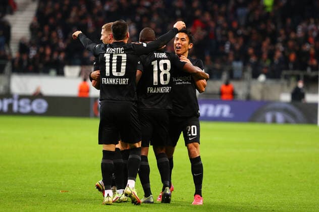 Frankfurter Spieler feiern das Tor zum 2:1 gegen Piraeus, von links: Filip Kostic (Frankfurt), Almany Toure (Frankfurt), Makoto Hasebe (Frankfurt) Eintracht Frankfurt vs Olympiakos Piraeus, Fussball, Europa League, 21.10.2021 Eintracht Frankfurt vs Olympiakos Piraeus, Fussball, Europa League, 21.10.2021 Frankfurt Copyright: xEibner-Pressefotox EP_RWS